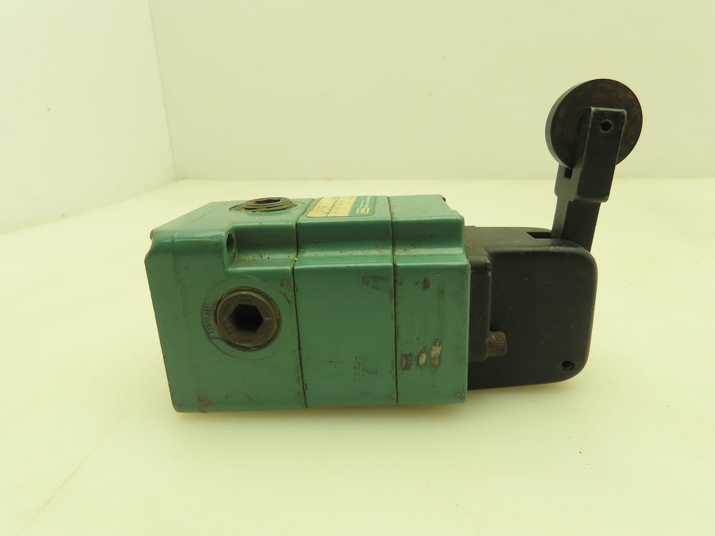 Aro 5232-05-3 Pneumatic Air Limit Switch Valve 3 Way Roller Arm 3/8" NPT