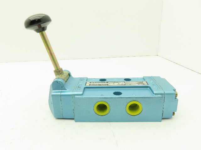 Honeywell Skinner S4LOMCX4 Directional Control Spool Valve 5 Port 3 Pos 1/2"NPT