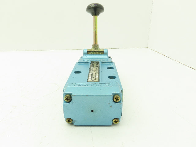 Honeywell Skinner S4LOMCX4 Directional Control Spool Valve 5 Port 3 Pos 1/2"NPT