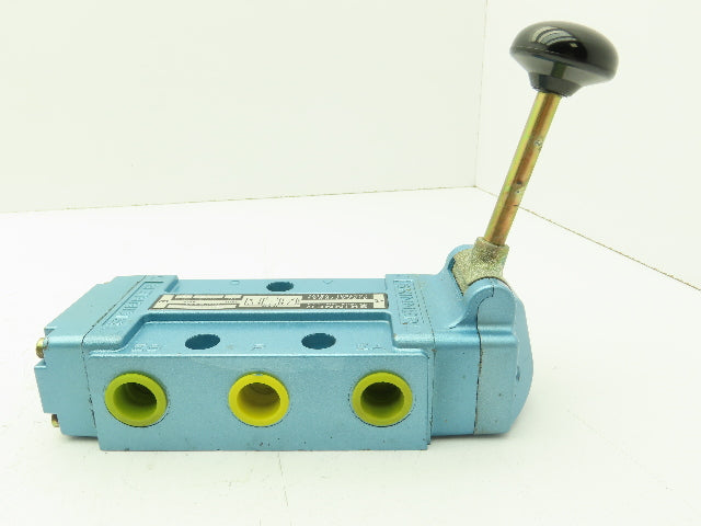 Honeywell Skinner S4LOMCX4 Directional Control Spool Valve 5 Port 3 Pos 1/2"NPT