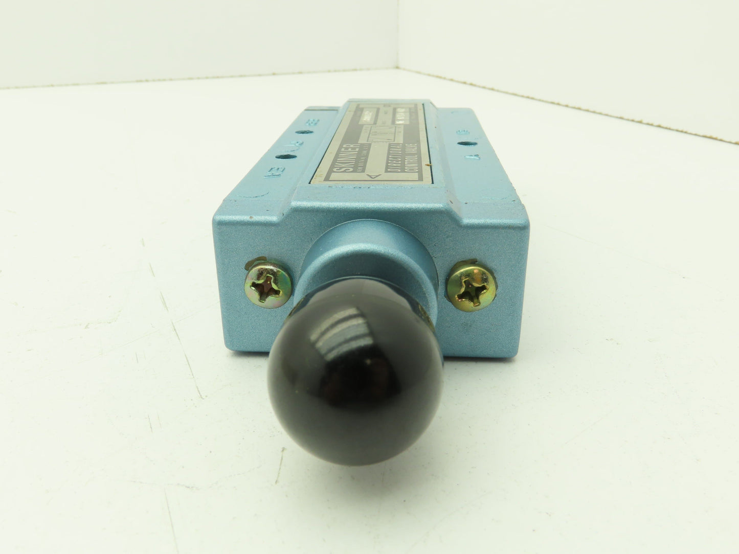 S3B0CCX2 Skinner Directional Control Valve 5/2 5 Way 2 Pos 1/4" NPT 150 PSI