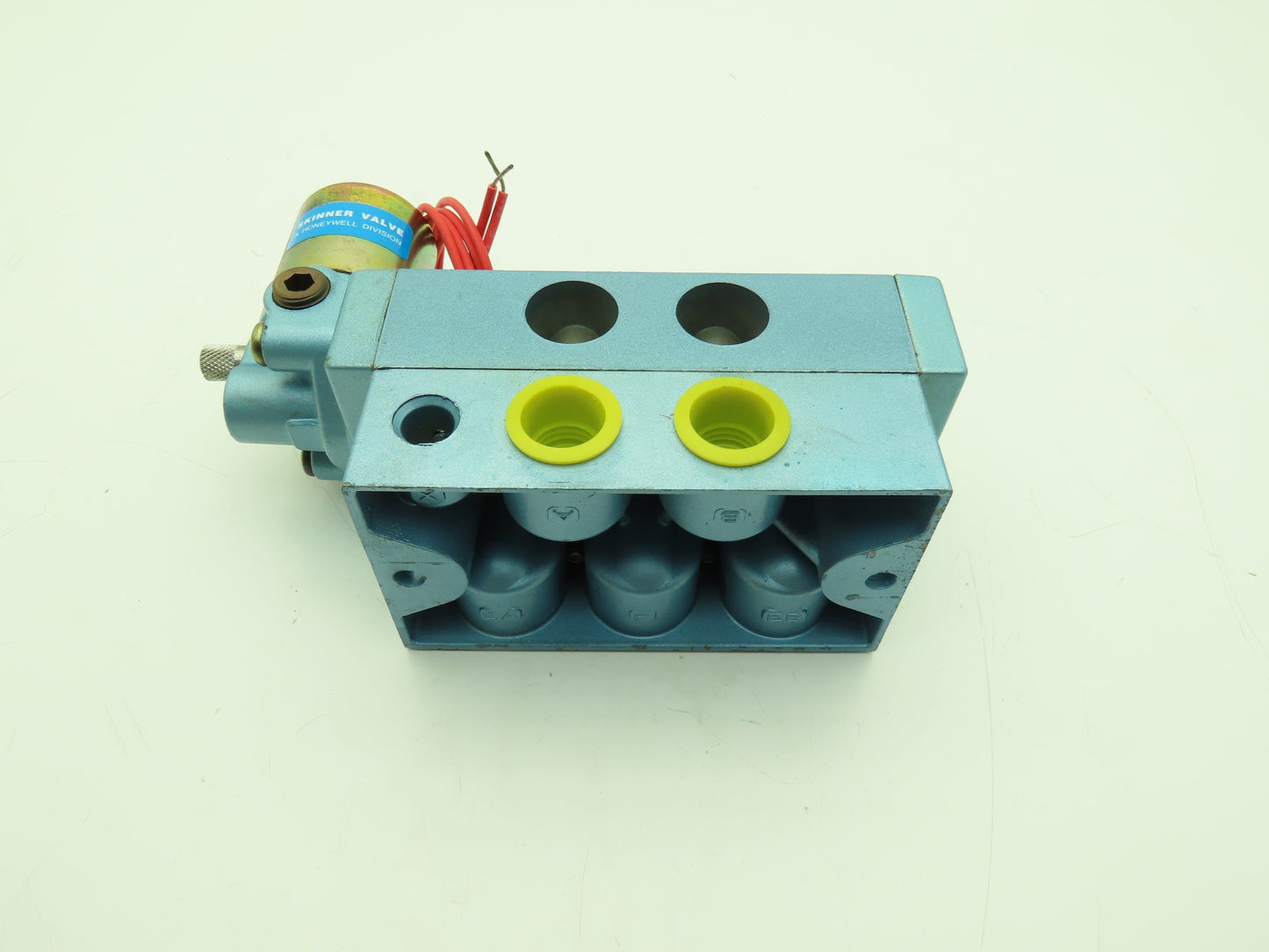 Honeywell Skinner S3R0ADL4 Solenoid Valve 5-Way 2 Pos 120V 150 PSI 1/2" NPT