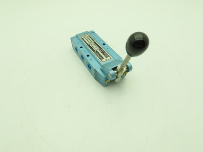 Skinner S3L0MCX2 Manual Directional Control Valve 5-Way 3 Pos 150PSI 1/4" NPT