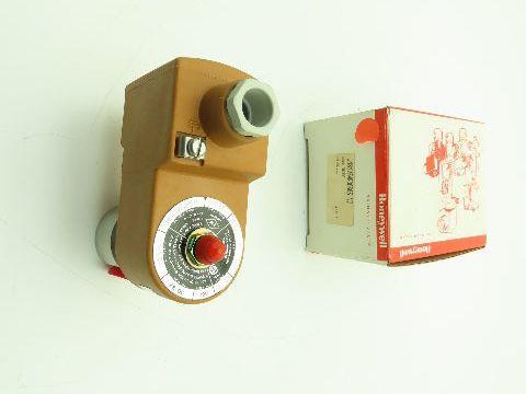 Honeywell U131V54900885 Lucifer Solenoid Valve 3-Way NO 28VDC 150 PSI 1/4" NPT