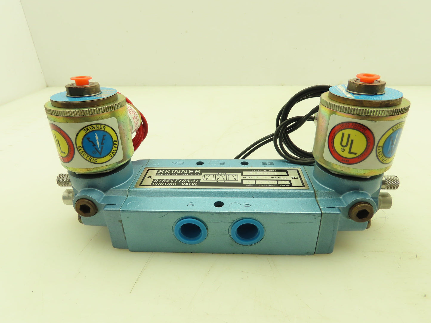 Honeywell Skinner S3FFHAL3 Directional Control Spool Valve 5/3 24VDC 3/8" NPT