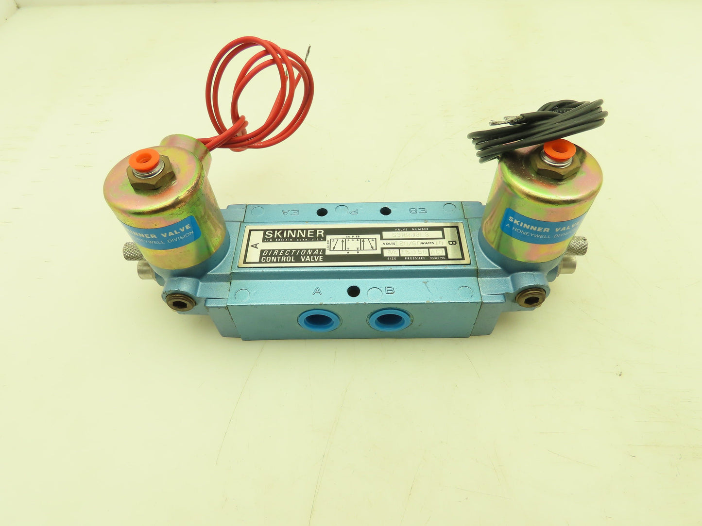 Skinner S3RRJBL3 Directional Control Spool Valve 5-Way 3 Pos 120V 3/8" NPT