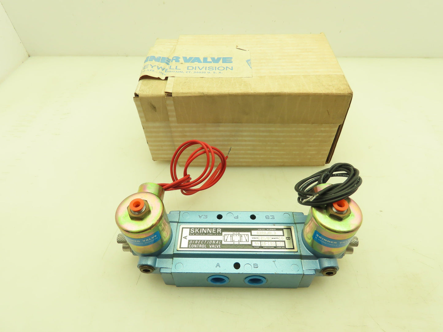 Skinner S3RRJBL3 Directional Control Spool Valve 5-Way 3 Pos 120V 3/8" NPT