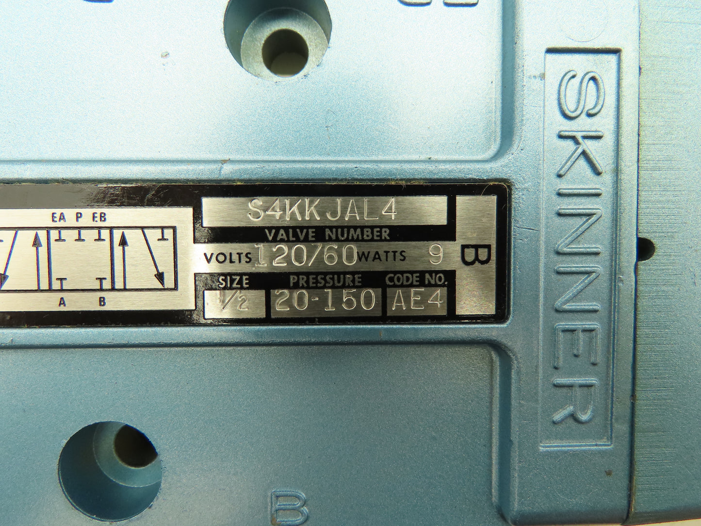 Skinner S4KKJAL4 Pneumatic Directional Control Valve 5-Way 3Pos 120V 150PSI 1/2"