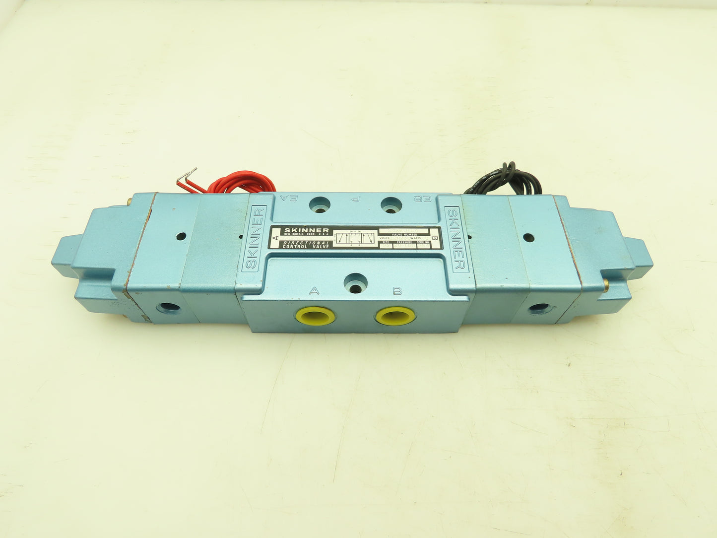 Skinner S4KKJAL4 Pneumatic Directional Control Valve 5-Way 3Pos 120V 150PSI 1/2"