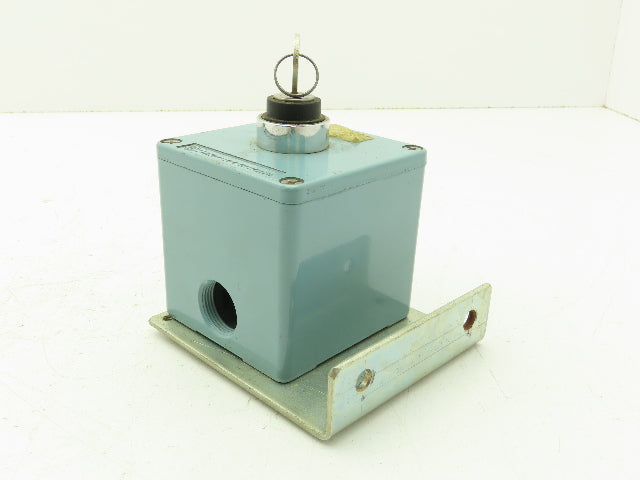 Telemecanique 2-Position Key Selector Switch Steel Control Box 1NO Contact 3x3"