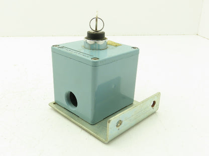 Telemecanique 2-Position Key Selector Switch Steel Control Box 1NO Contact 3x3"