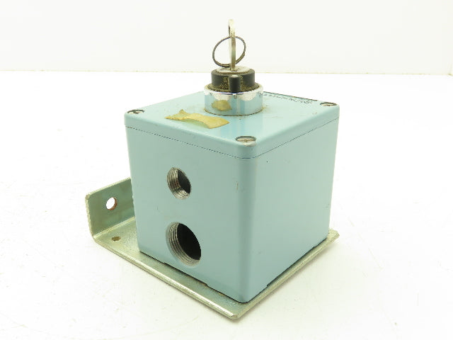 Telemecanique 2-Position Key Selector Switch Steel Control Box 1NO Contact 3x3"