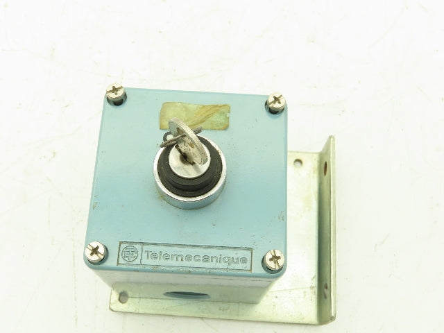Telemecanique 2-Position Key Selector Switch Steel Control Box 1NO Contact 3x3"