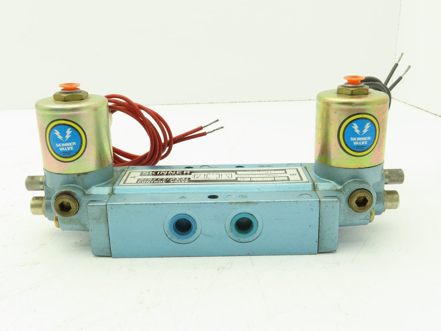 Skinner S3RRJAL2 Directional Control Valve 5-Way 3 Pos 120V 150 PSI 1/4" NPT