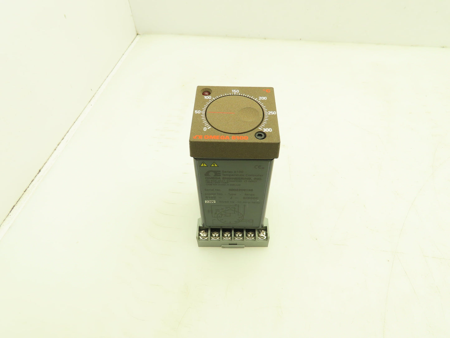 Omega 6102-J-0/300C Temperature Controller w/Base 0-300° C 230V 10A 6100 Series