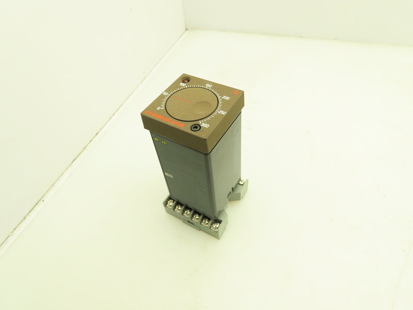 Omega 6102-J-0/300C Temperature Controller w/Base 0-300° C 230V 10A 6100 Series