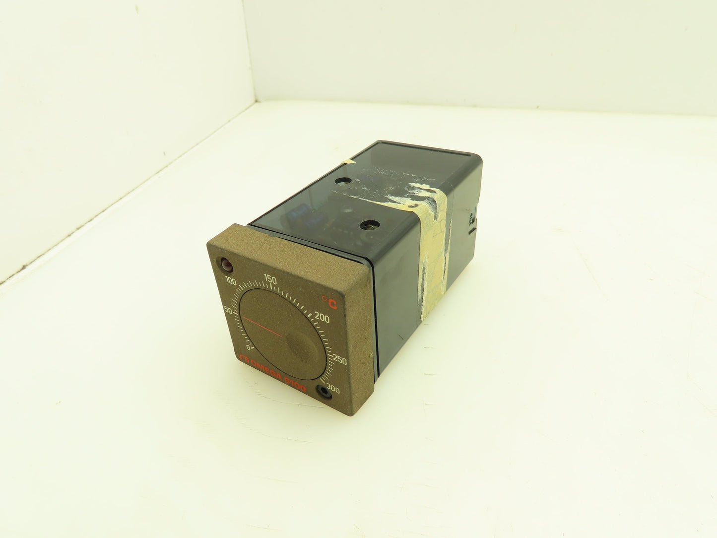 Omega 6102-J-0/300C Temperature Controller w/Base 0-300° C 230V 10A 6100 Series