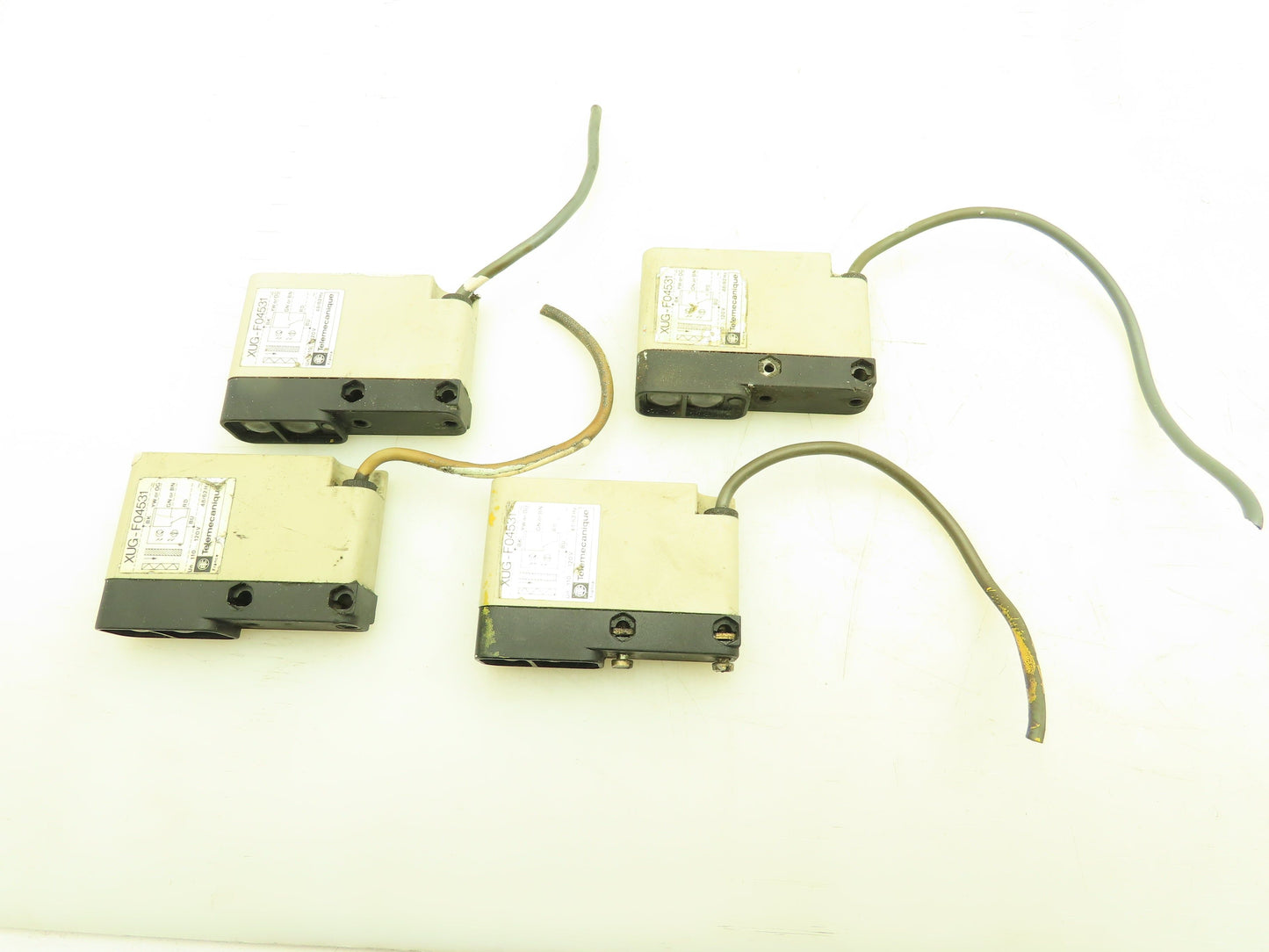 Telemecanique XUG-F04531 Photoelectric Sensor 120V Photo Switch Relay Lot of 4
