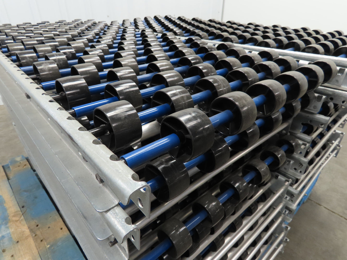 Unex Span Track 18"x 42" Plastic Skate Wheel Flow Rack Conveyor - 20 Sections