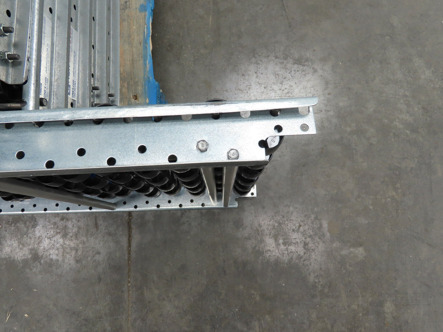 Unex Span Track 18"x 42" Plastic Skate Wheel Flow Rack Conveyor - 20 Sections