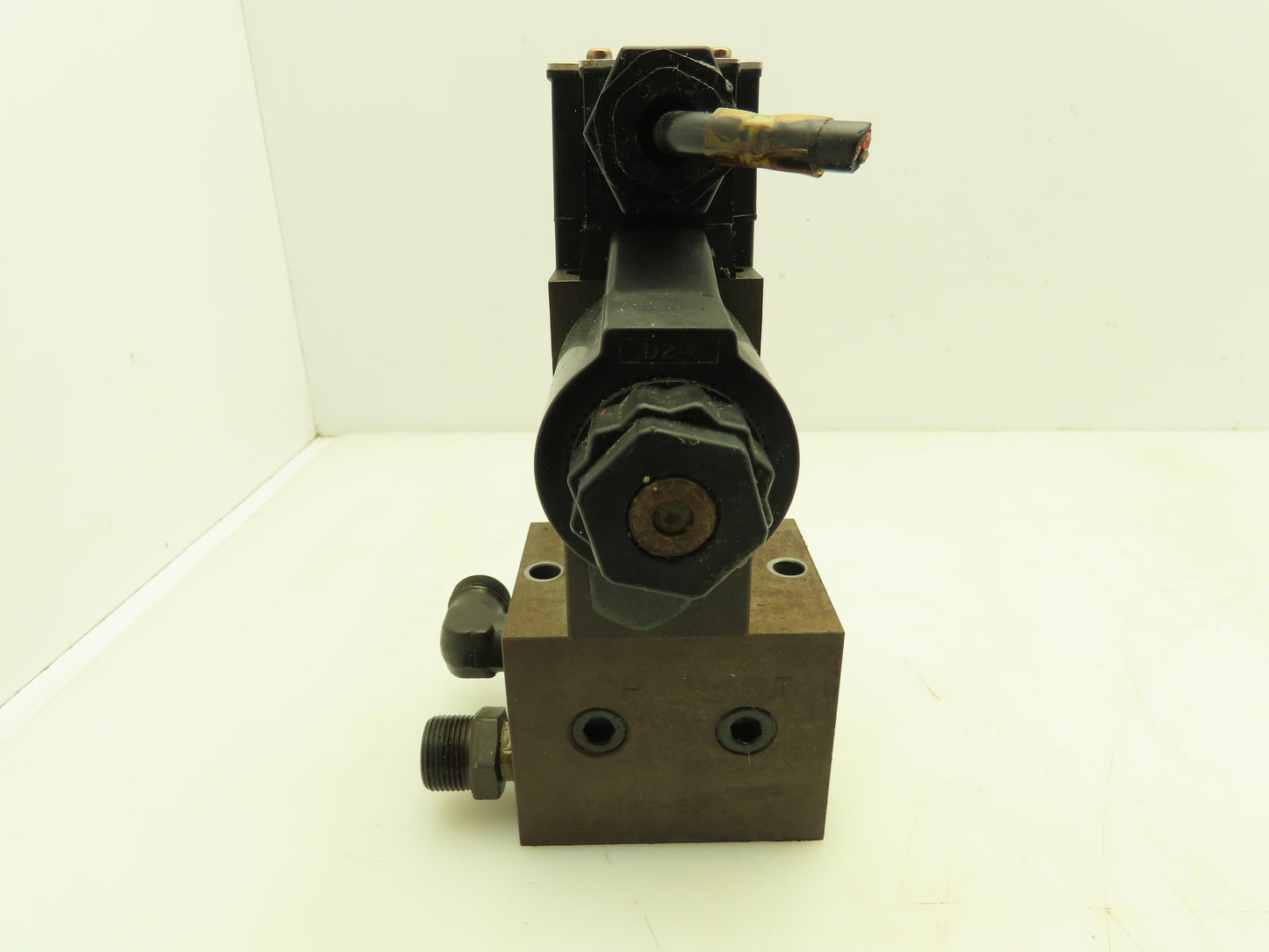 Daikin KSO-G02-4CP-30-NR Hydraulic Directional Solenoid Valve Stack 24VDC