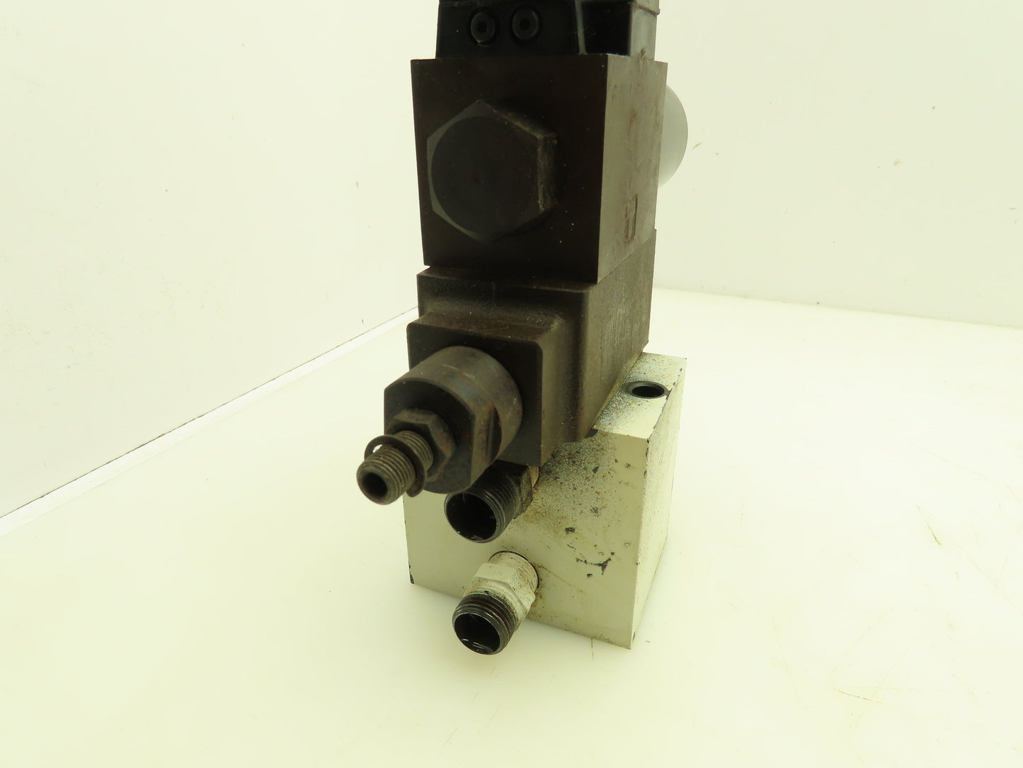 Daikin KSO-G02-3BP-30-NR Hydraulic Directional Solenoid Valve Stack 24VDC
