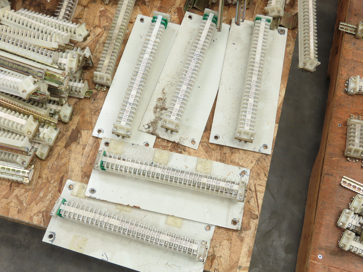 Allen Bradley 1492-F DIN Rail Mount Terminal Block 300V 22-14 Awg Lot of 7000