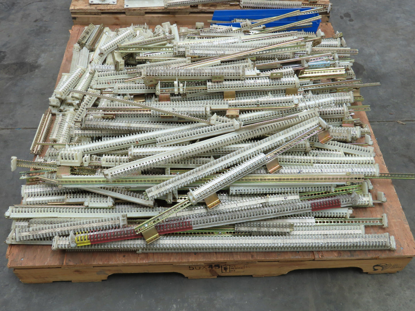 Allen Bradley 1492-F DIN Rail Mount Terminal Block 300V 22-14 Awg Lot of 7000