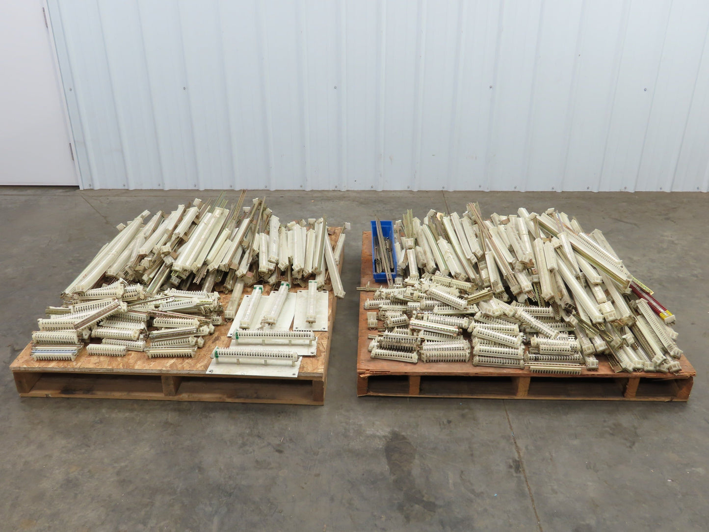 Allen Bradley 1492-F DIN Rail Mount Terminal Block 300V 22-14 Awg Lot of 7000