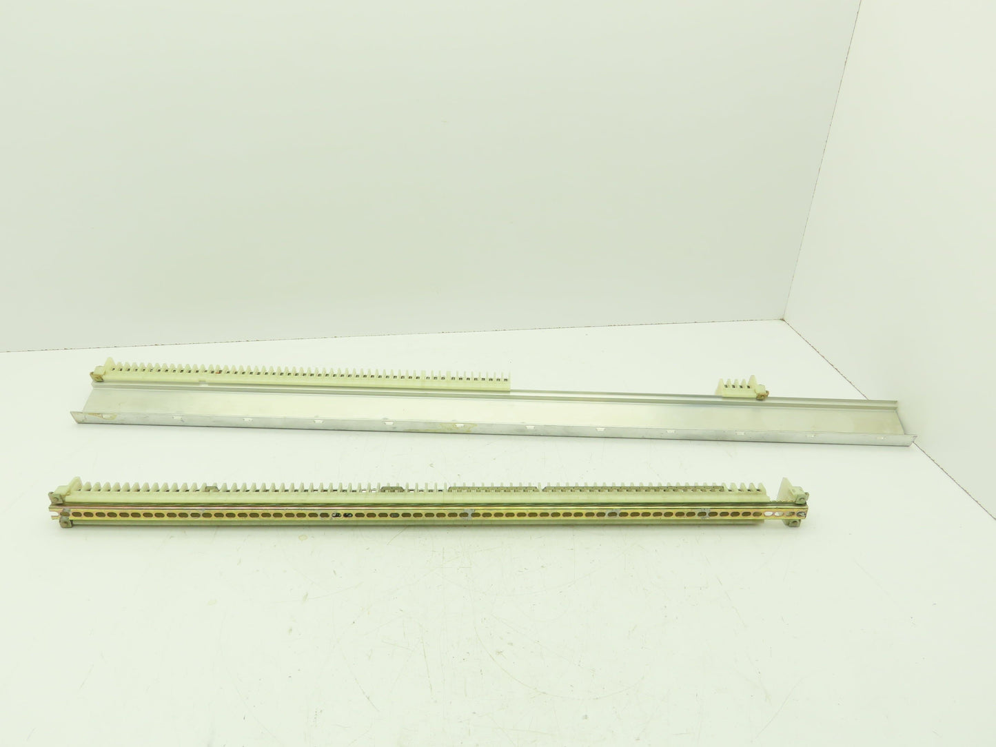 Allen Bradley 1492-F DIN Rail Mount Terminal Block 300V 22-14 Awg Lot of 2500