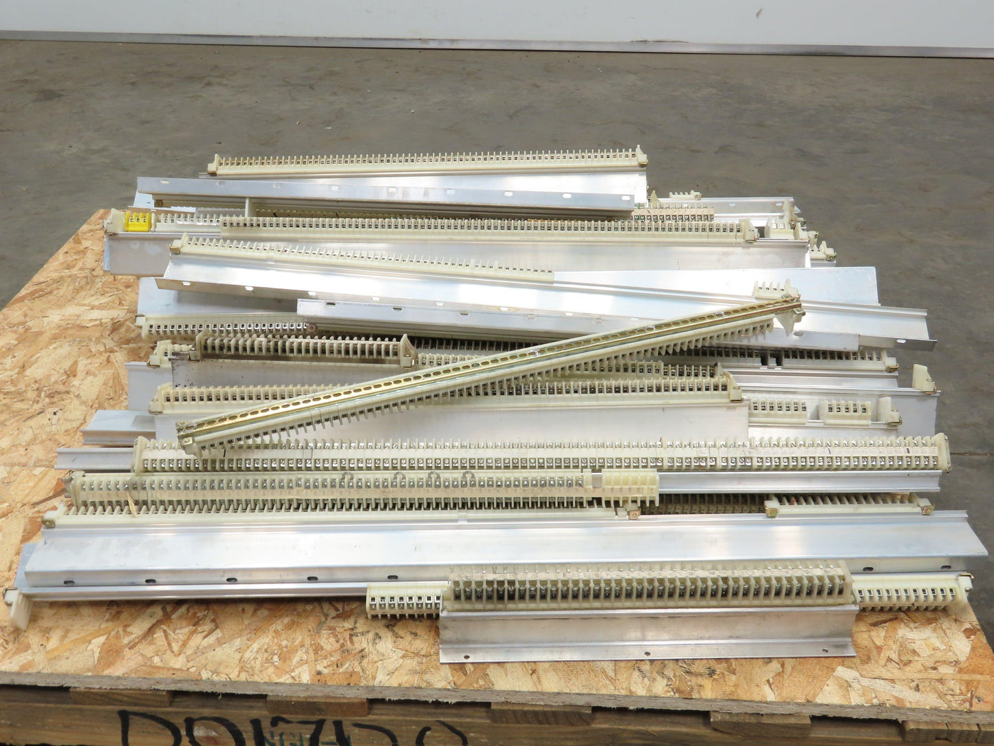 Allen Bradley 1492-F DIN Rail Mount Terminal Block 300V 22-14 Awg Lot of 2500