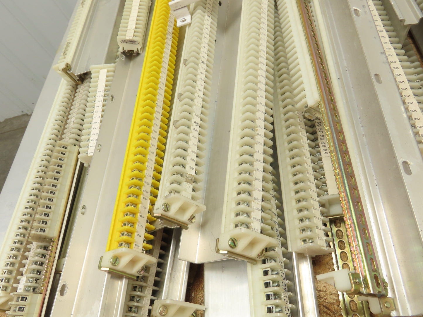 AB 1492-F DIN Rail Mount Terminal Block 300V 22-14 Awg Wholesale Lot of 2700