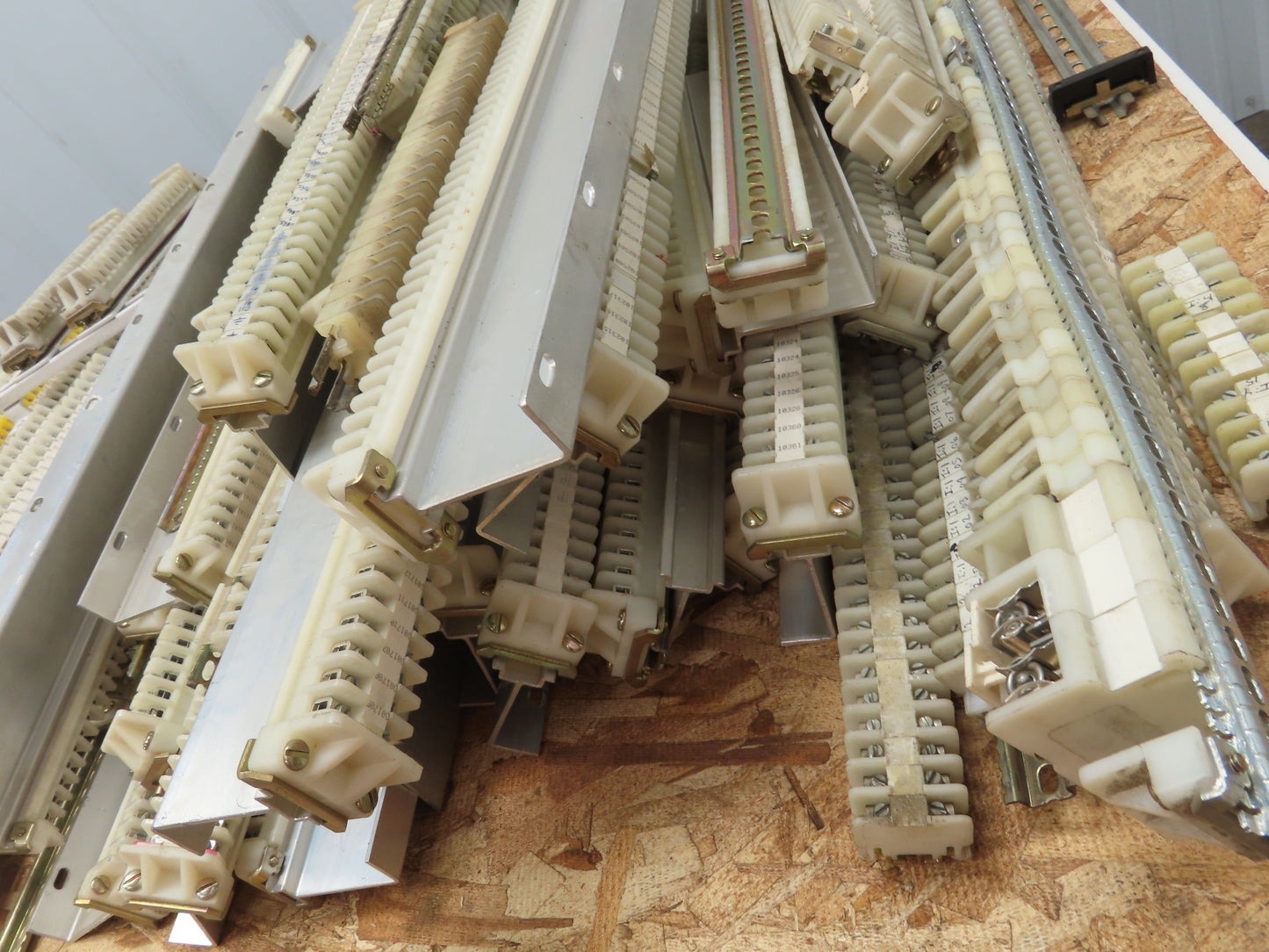 AB 1492-F DIN Rail Mount Terminal Block 300V 22-14 Awg Wholesale Lot of 2700