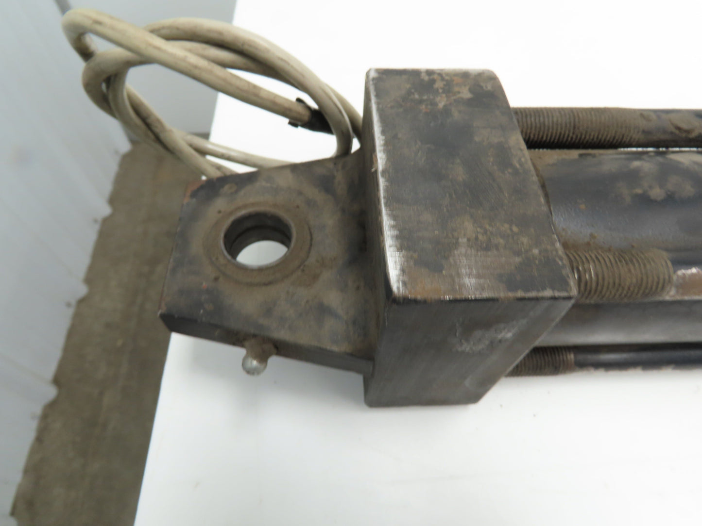 Parker Series 2HX Electrohydraulic  Cylinder 2" Bore 28" Stroke 2200PSI Pivot Mt