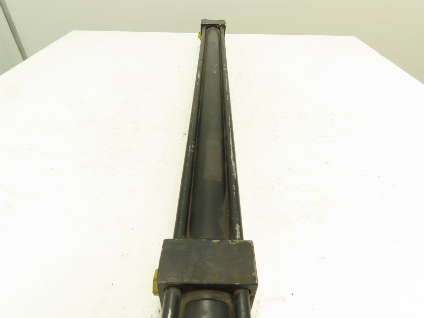 Parker Series 2HX Electrohydraulic  Cylinder 2" Bore 28" Stroke 2200PSI Pivot Mt