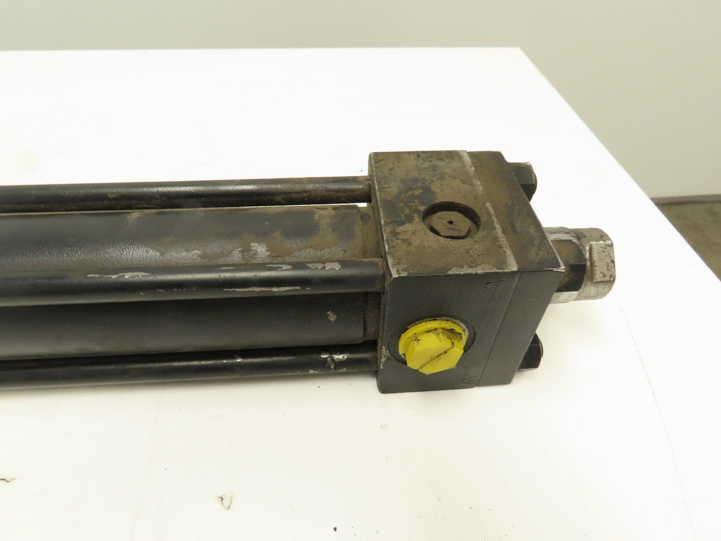 Parker Series 2HX Electrohydraulic  Cylinder 2" Bore 28" Stroke 2200PSI Pivot Mt