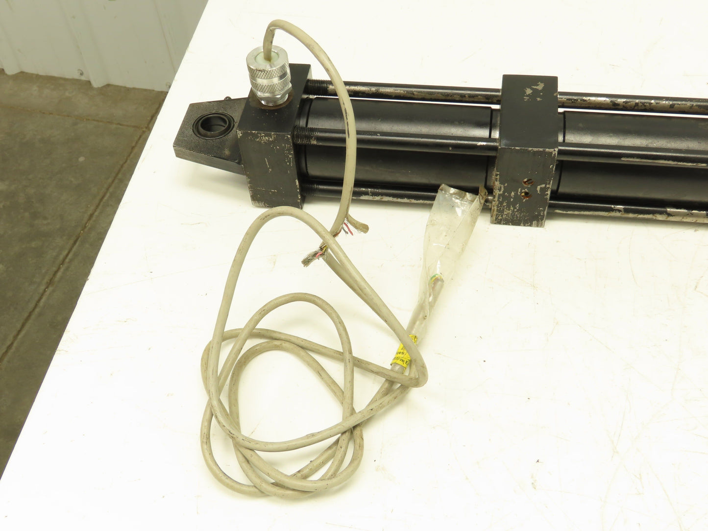 Parker Series 2HX Electrohydraulic Cylinder Actuator 2" Bore 28" Stroke 2200PSI