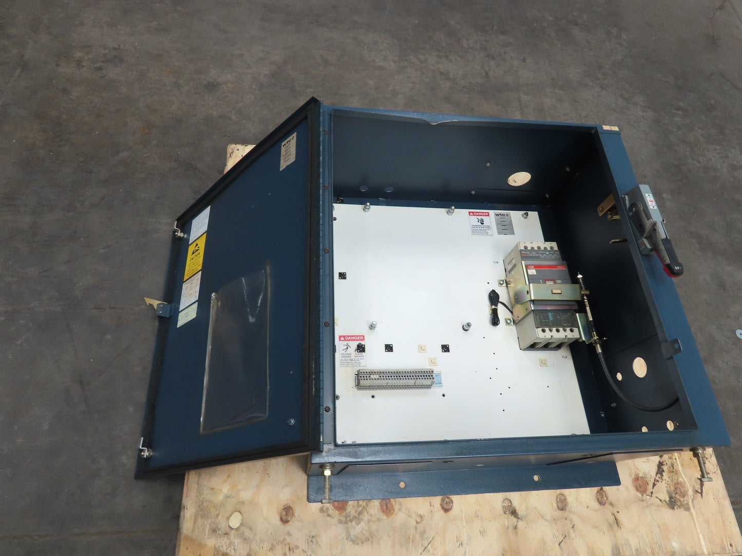 ABB Electrical Enclosure 28x28x14" S4H 2 Pole 250A Disconnect NEMA 12 Wall Mount