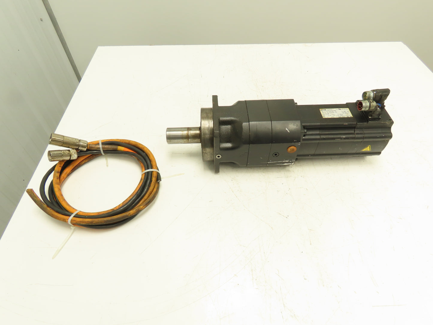 Lenze GPA03-2S Servo Motor Planetary Gear Motor 325V 2.8Kw 3.76Hp