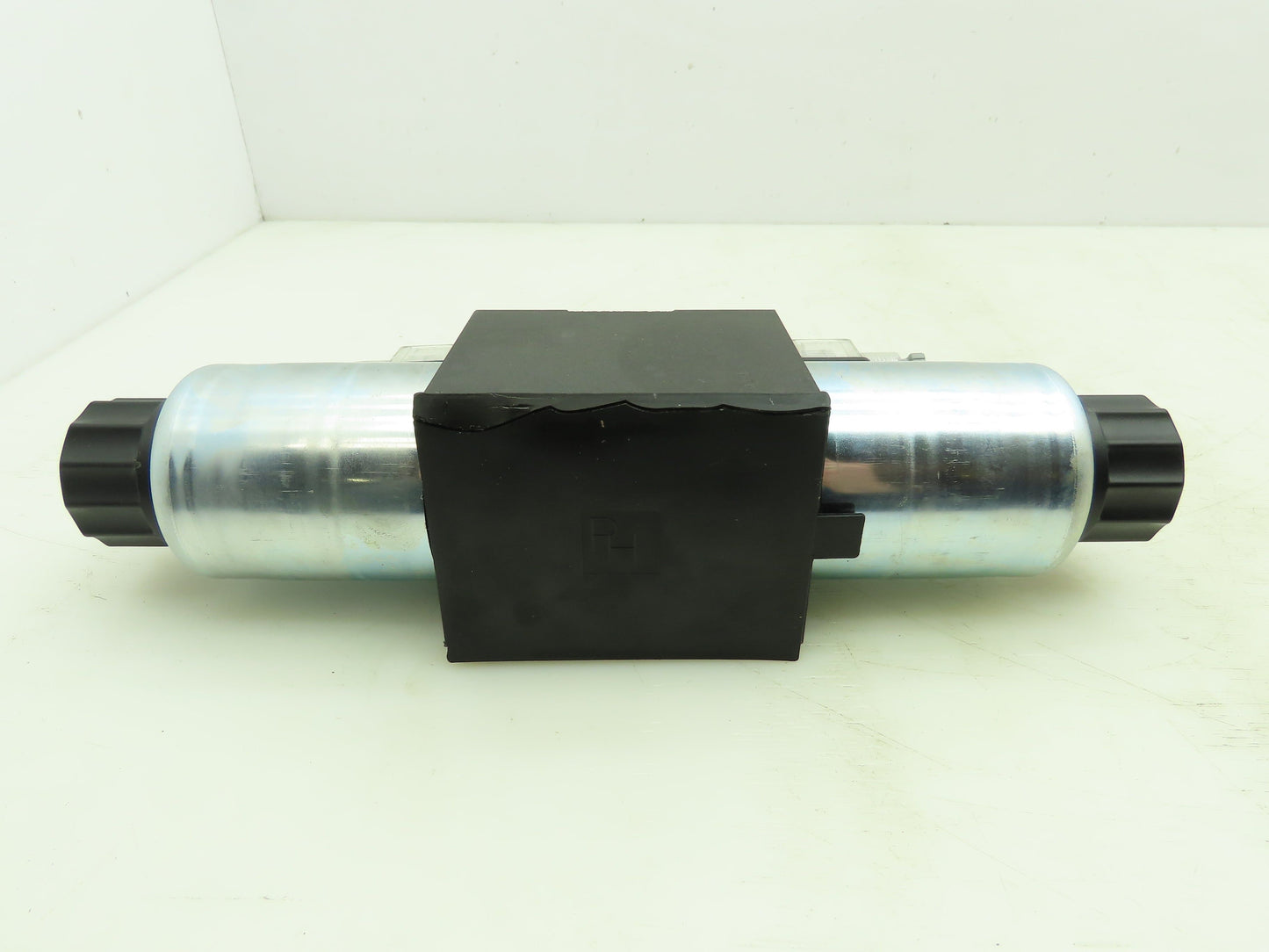 Parker D3DW1CNYPZ5 Hydraulic Directional Control Solenoid Valve 3-Pos 120V D05