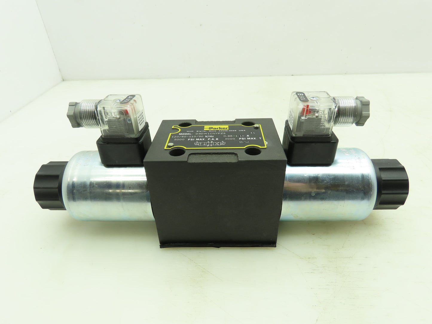 Parker D3DW1CNYPZ5 Hydraulic Directional Control Solenoid Valve 3-Pos 120V D05