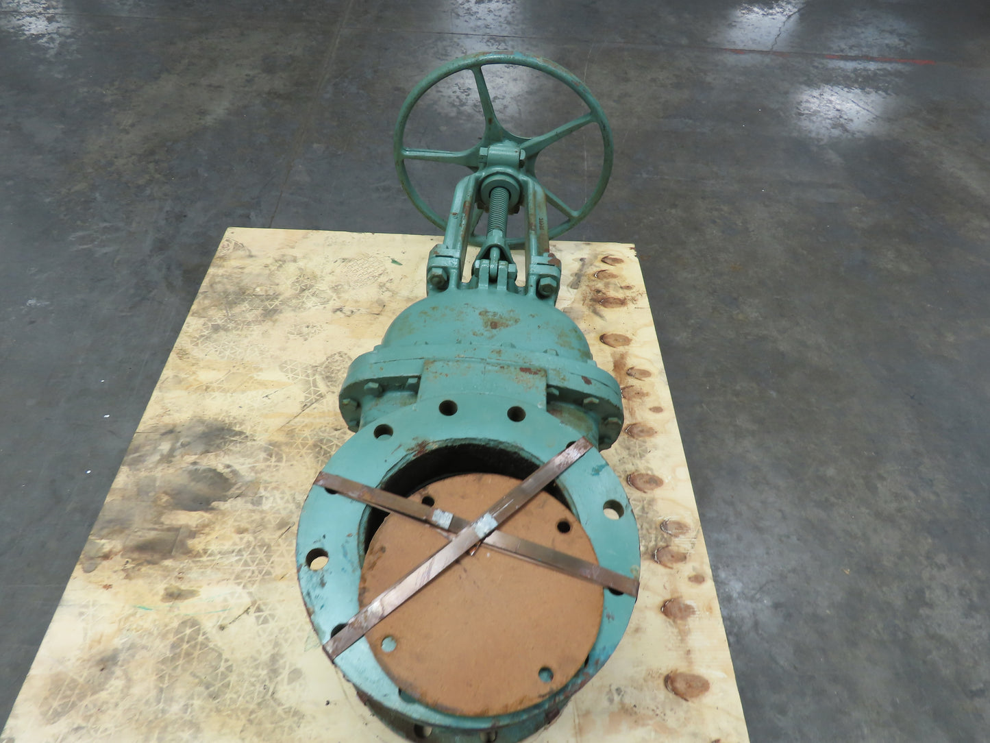 Crane 10" Cast Iron Gate Valve 125S 200 WOG 12-Bolt Flange 20" Handwheel