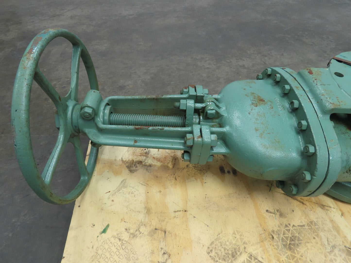 Crane 10" Cast Iron Gate Valve 125S 200 WOG 12-Bolt Flange 20" Handwheel