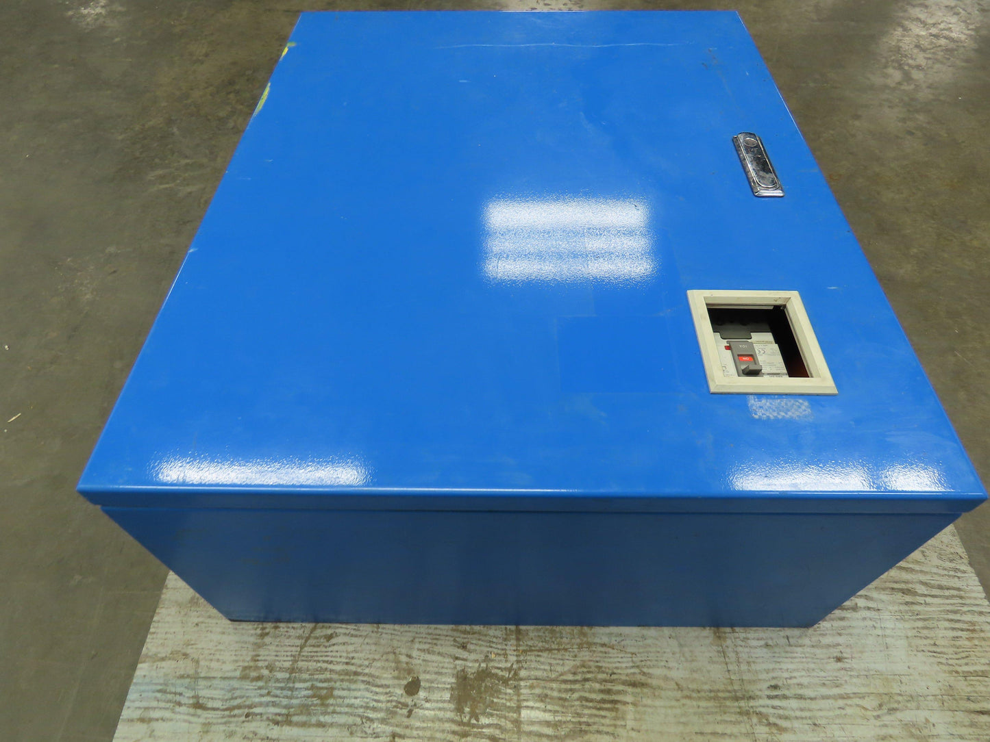 Electrical Enclosure Cabinet 838mm H 685mm W 304mm D With Metasol ABS33C Breaker