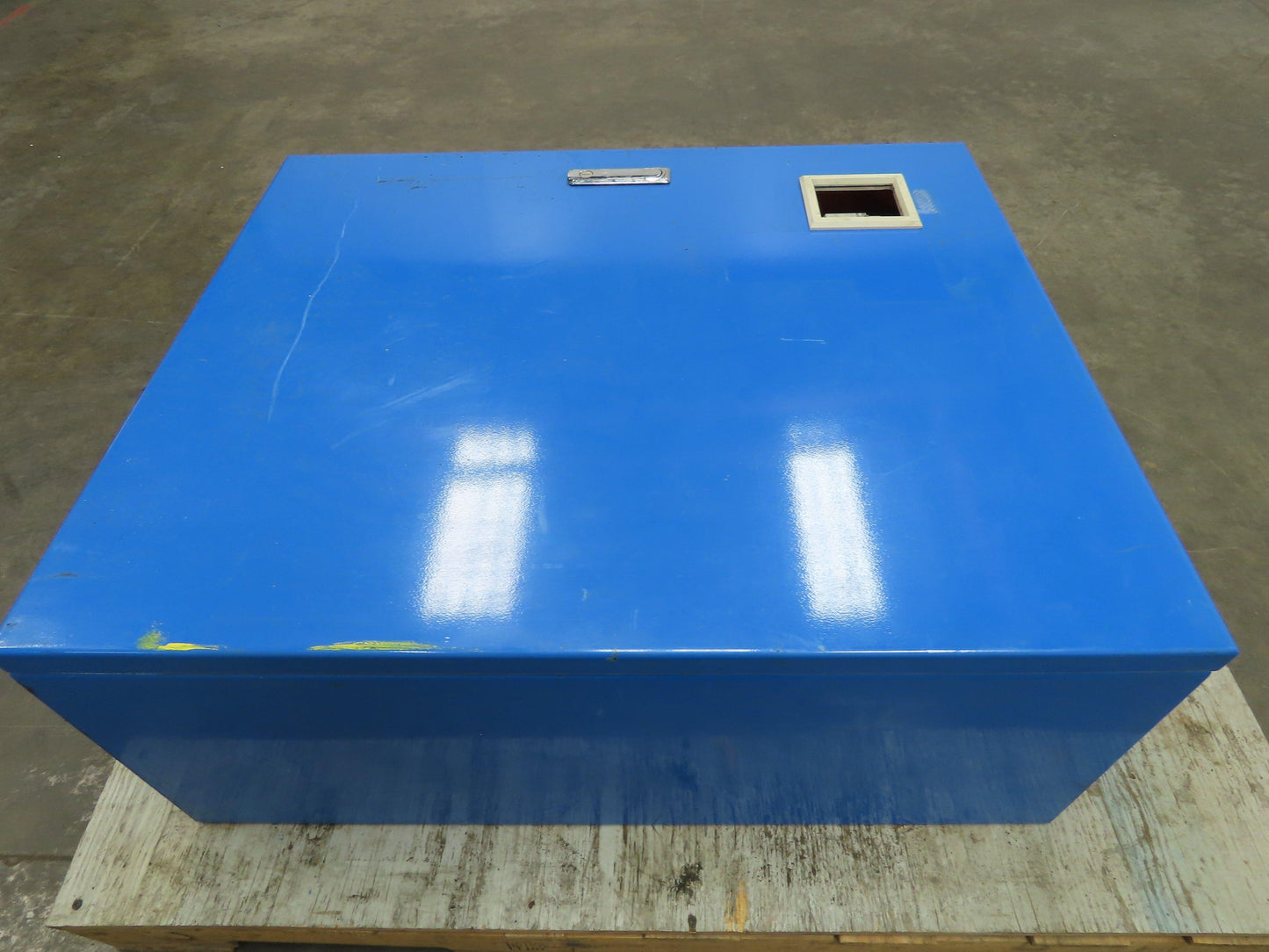 Electrical Enclosure Cabinet 838mm H 685mm W 304mm D With Metasol ABS33C Breaker