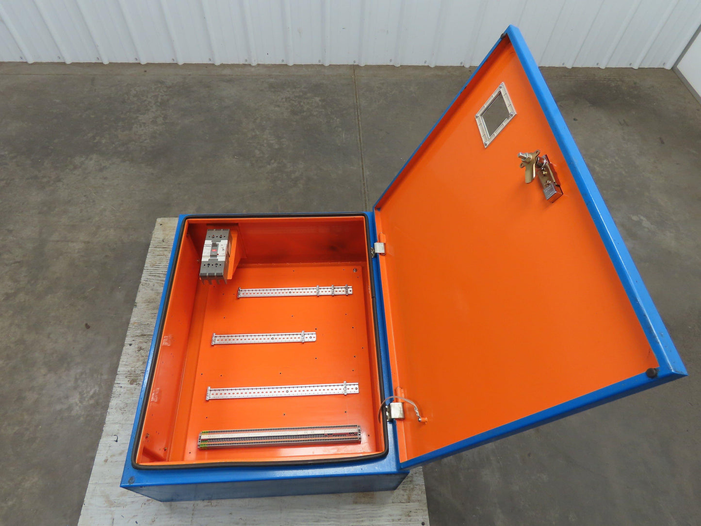 Electrical Enclosure Cabinet 838mm H 685mm W 304mm D With Metasol ABS33C Breaker