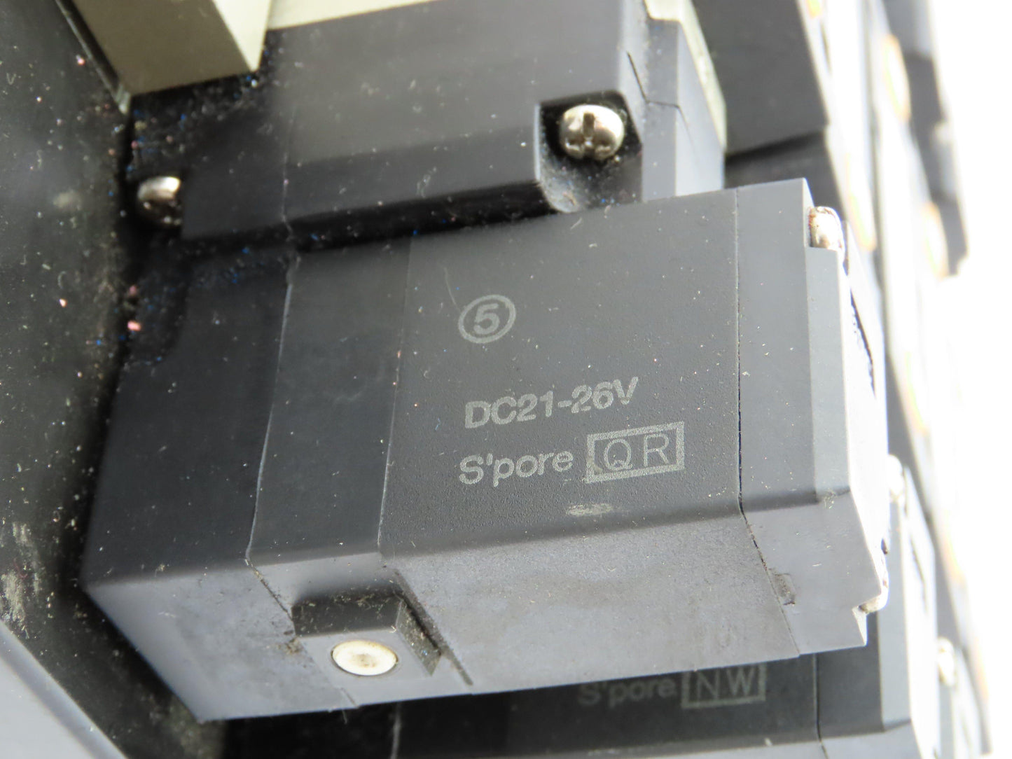 SMC NVV5FS301T-101 NVFS33005FZ Manifold Multi Port Has 5 Solenoid Valves