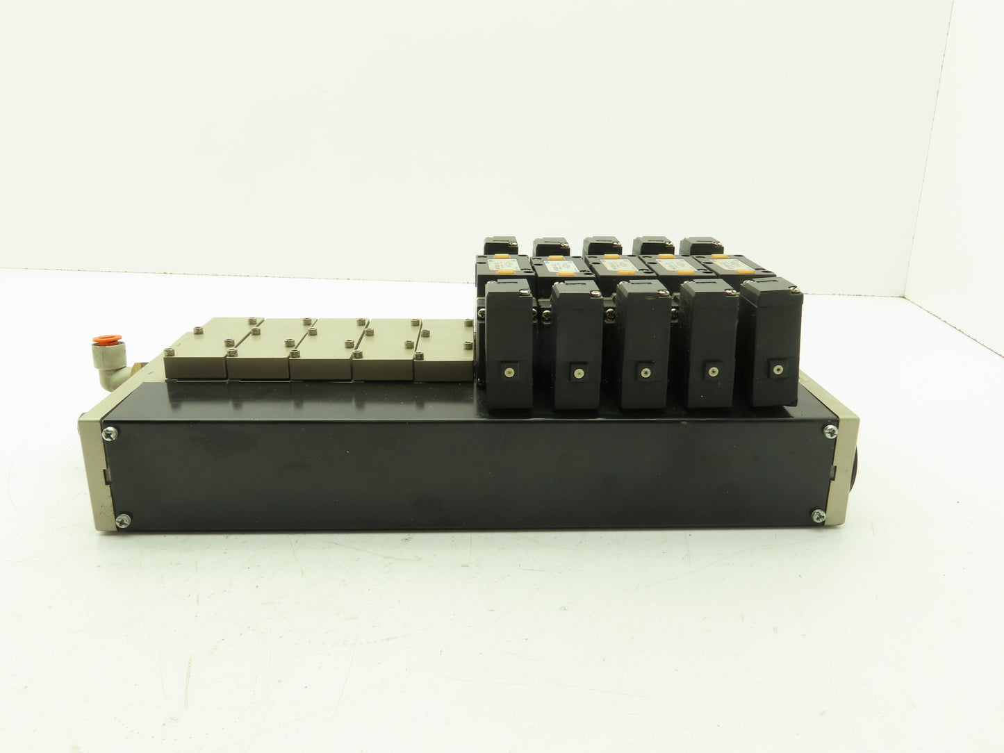 SMC NVV5FS301T-101 NVFS33005FZ Manifold Multi Port Has 5 Solenoid Valves