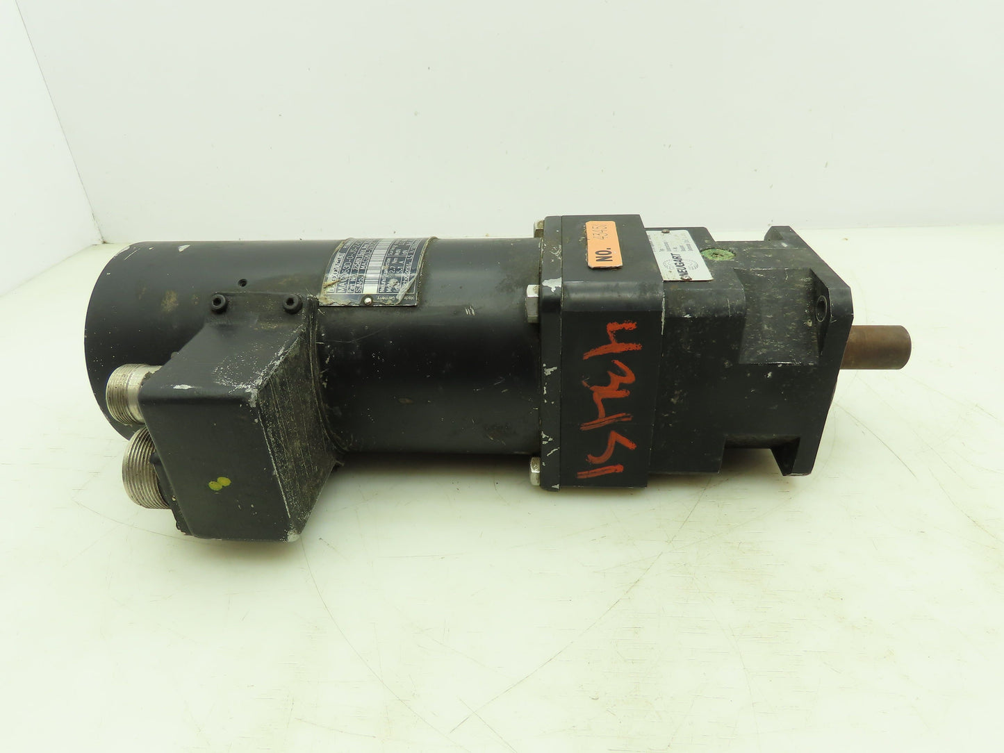 Indramat MAC063D-0-JS-2-C/095-B-0/S001 Servo Motor Gearmotor 10:1 Gearhead