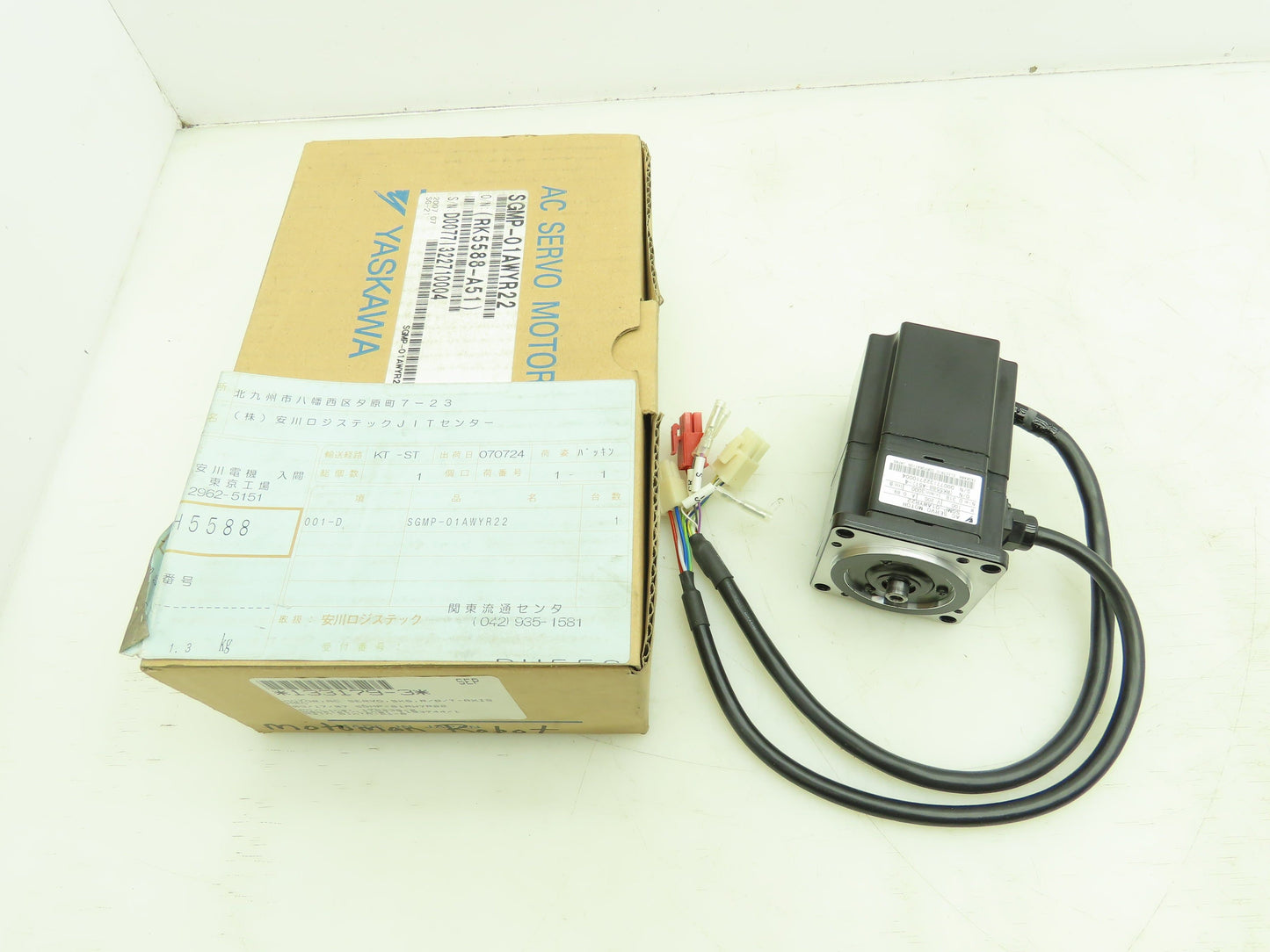 Yaskawa SGMP-01AWYR22 Motoman AC Servo Motor 200V 100W 3000 RPM SK6